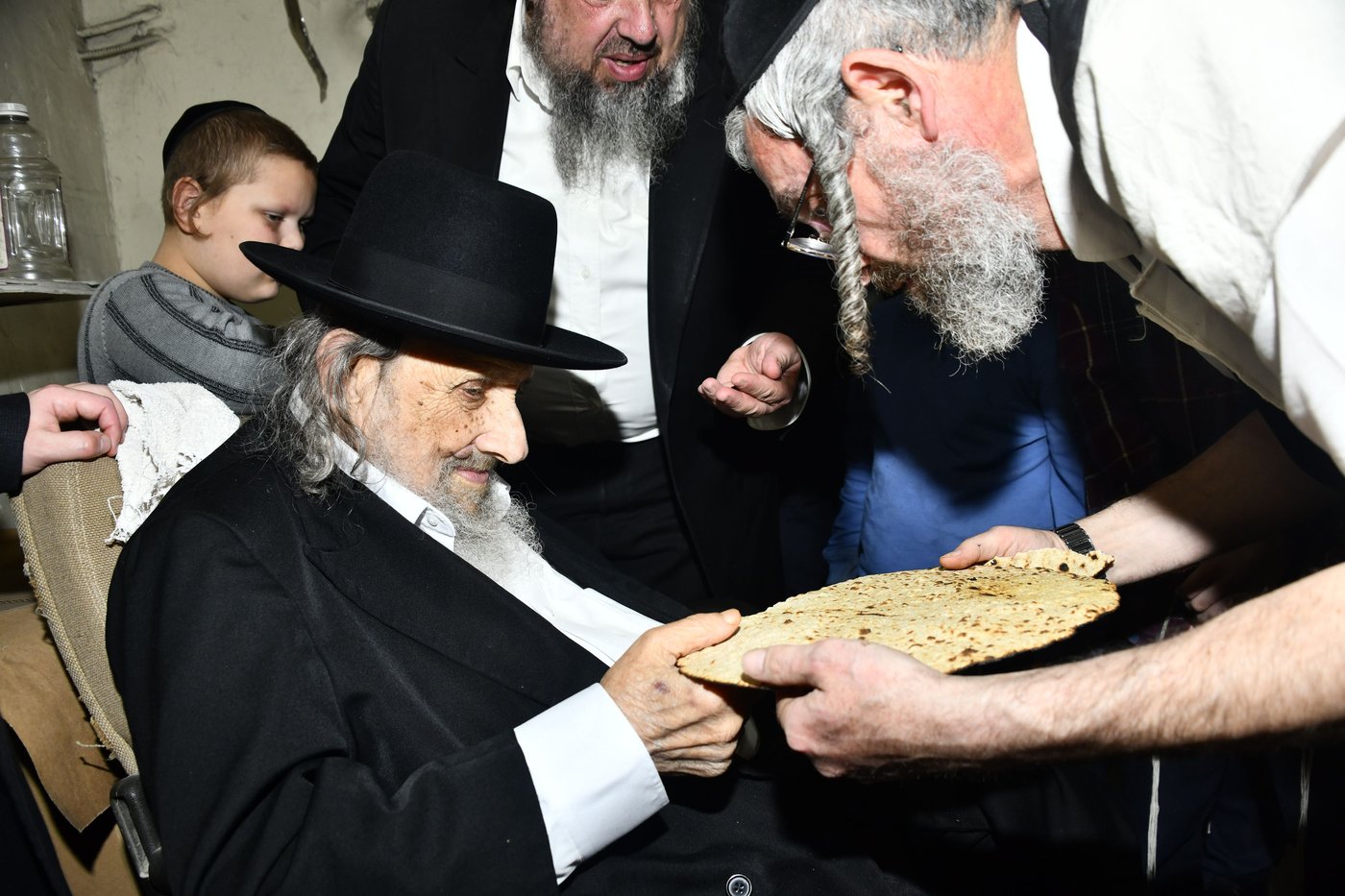 הגה"צ רבי אלטר דוד חיים שטרן באפיית מצות