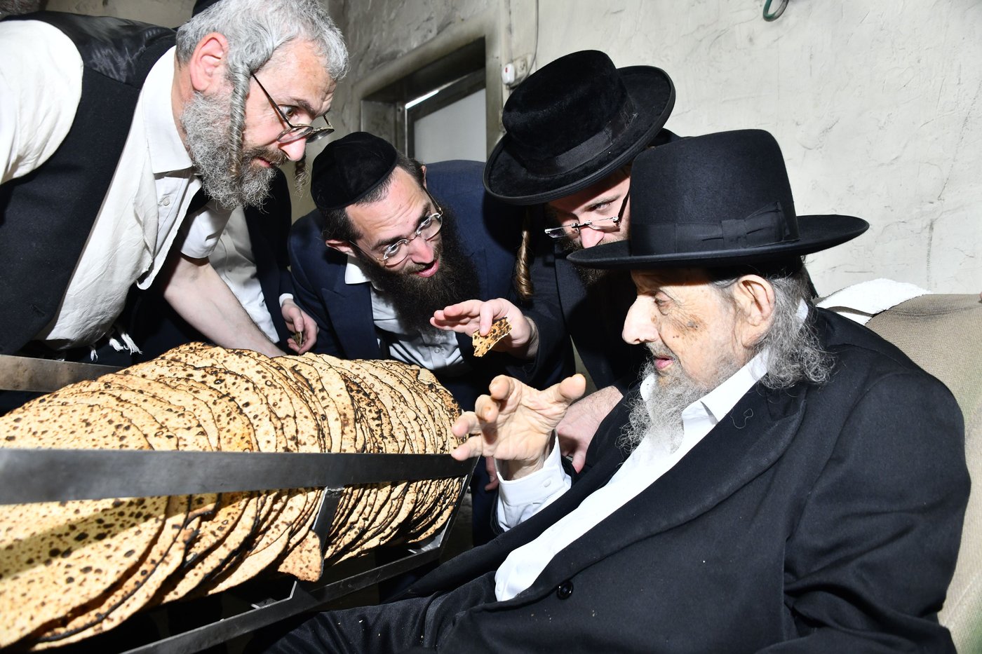 הגה"צ רבי אלטר דוד חיים שטרן באפיית מצות