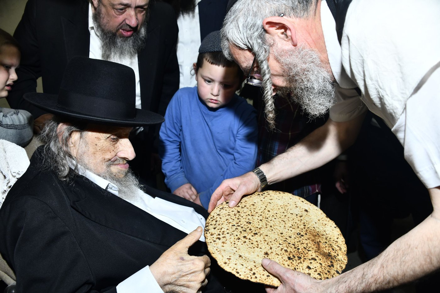 הגה"צ רבי אלטר דוד חיים שטרן באפיית מצות