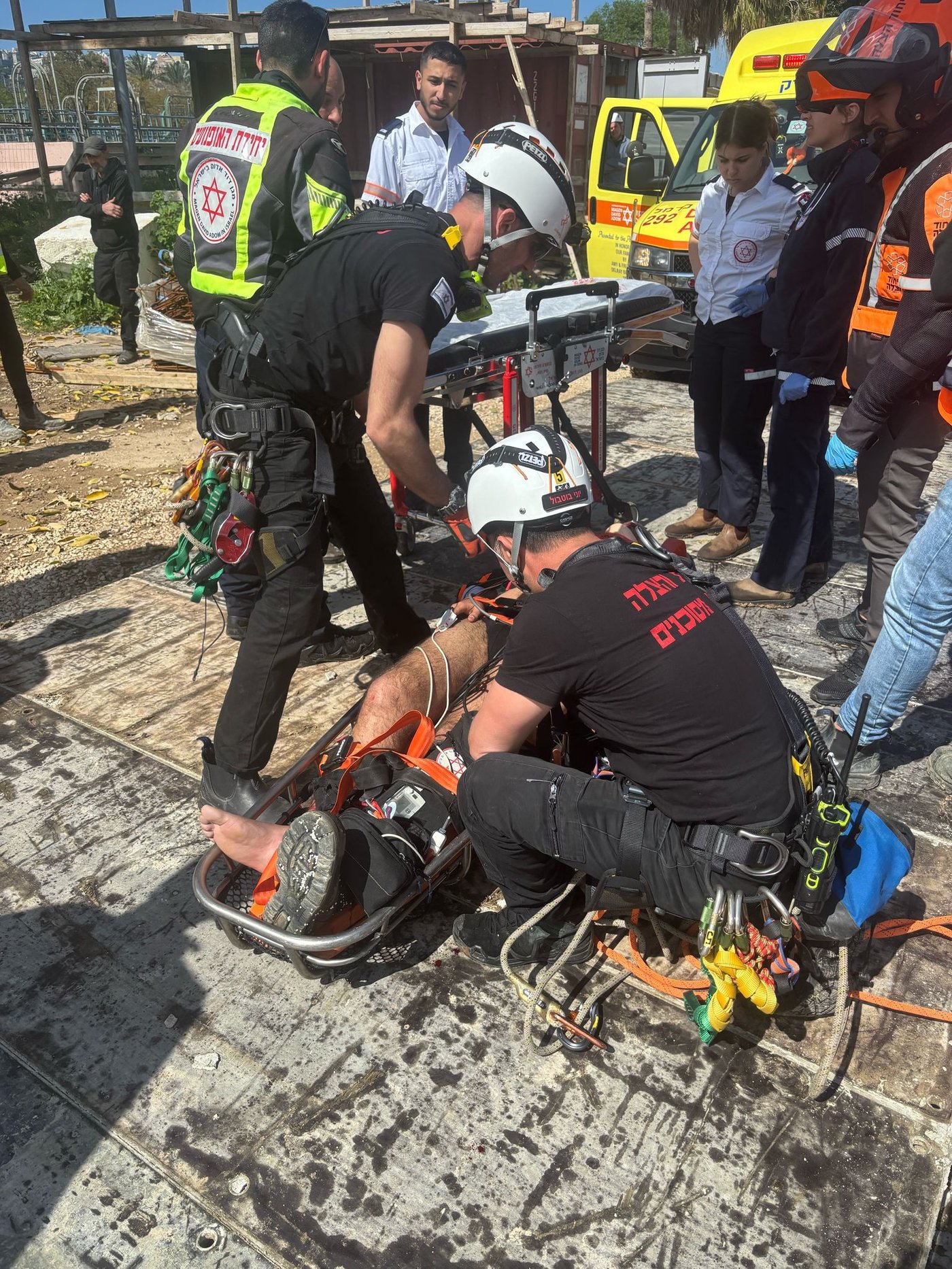 לוחמי האש מחלצים פועל מבור במכון השפכים שבחיפה