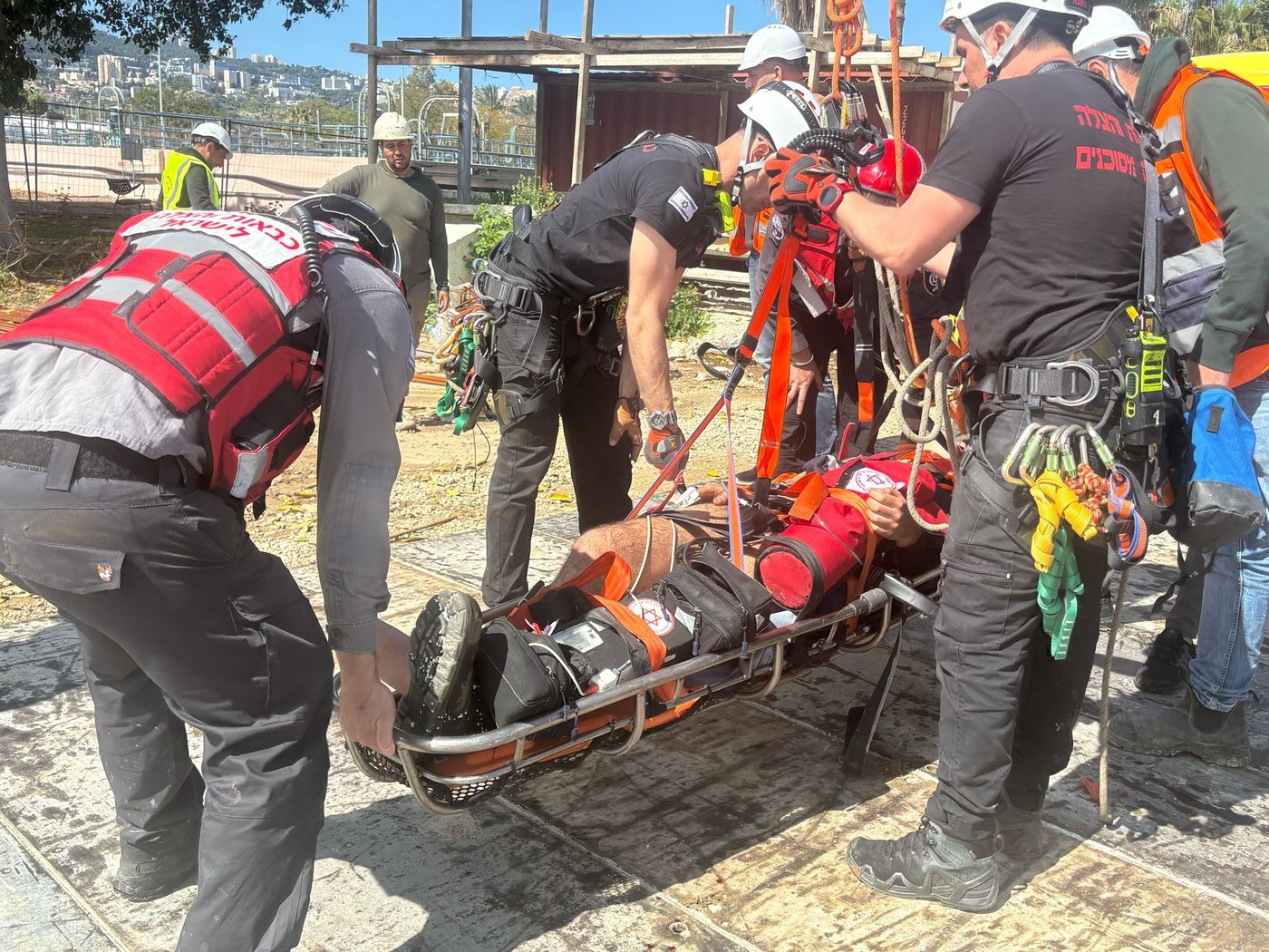 לוחמי האש מחלצים פועל מבור במכון השפכים שבחיפה