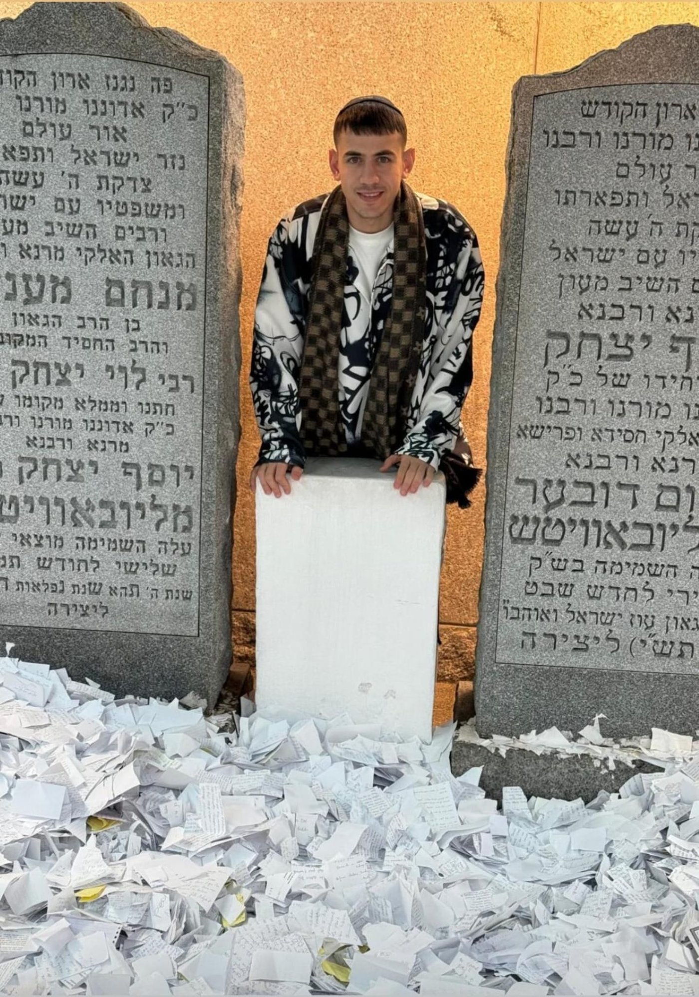 הזמר ששון שאולוב באוהל הרבי מחב"ד