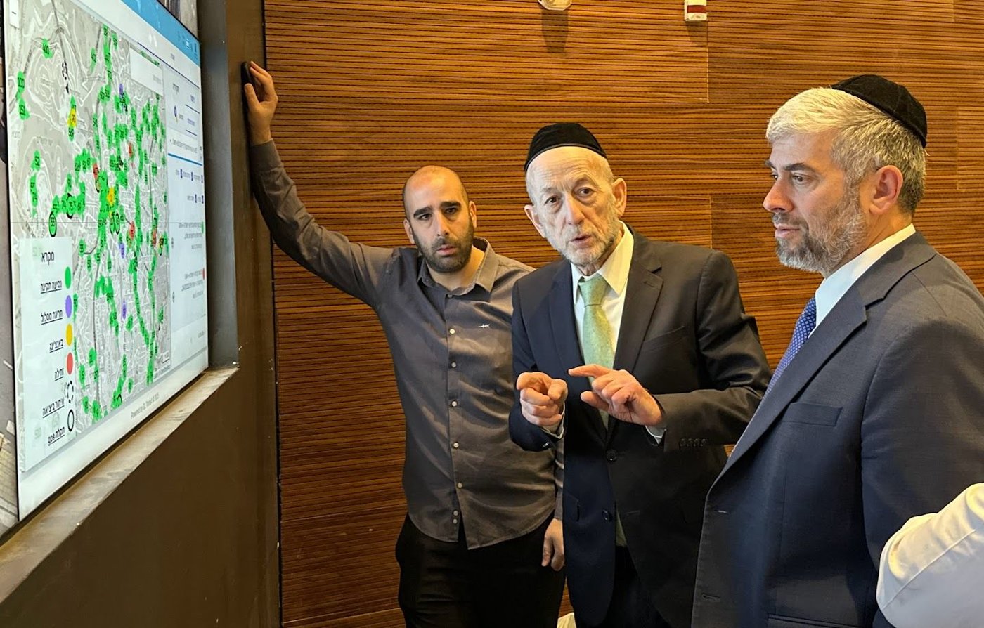 סגן השר מקלב במרכז ניהול התנועה בירושלים