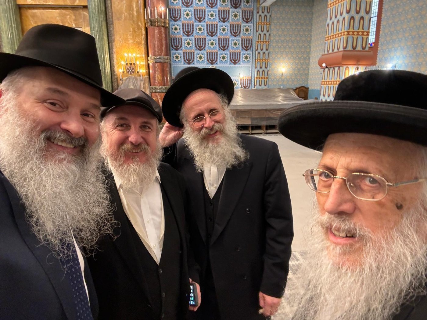 חברי הקהילה הוותיקים יחד עם הנשיא של אוירכמן, השוחט אריה קסטנבוים, הגבאי וראש וועד כשרות הרב זאב פאשקס שמש בית הכנסת משה צבי ונשיא הקהילה קסלר גאבור.
