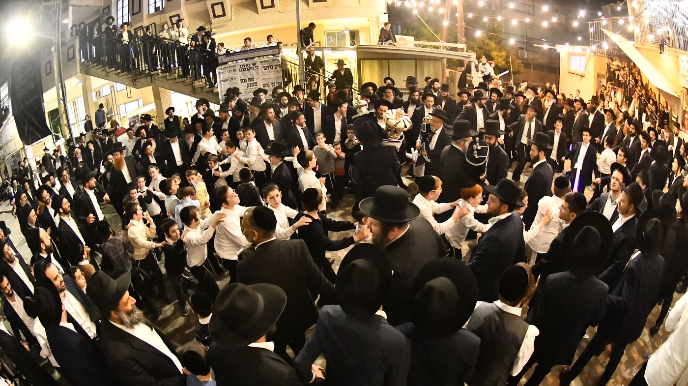 הכנסת ס"ת לביתו של הגר"ח קנייבסקי זצ"ל