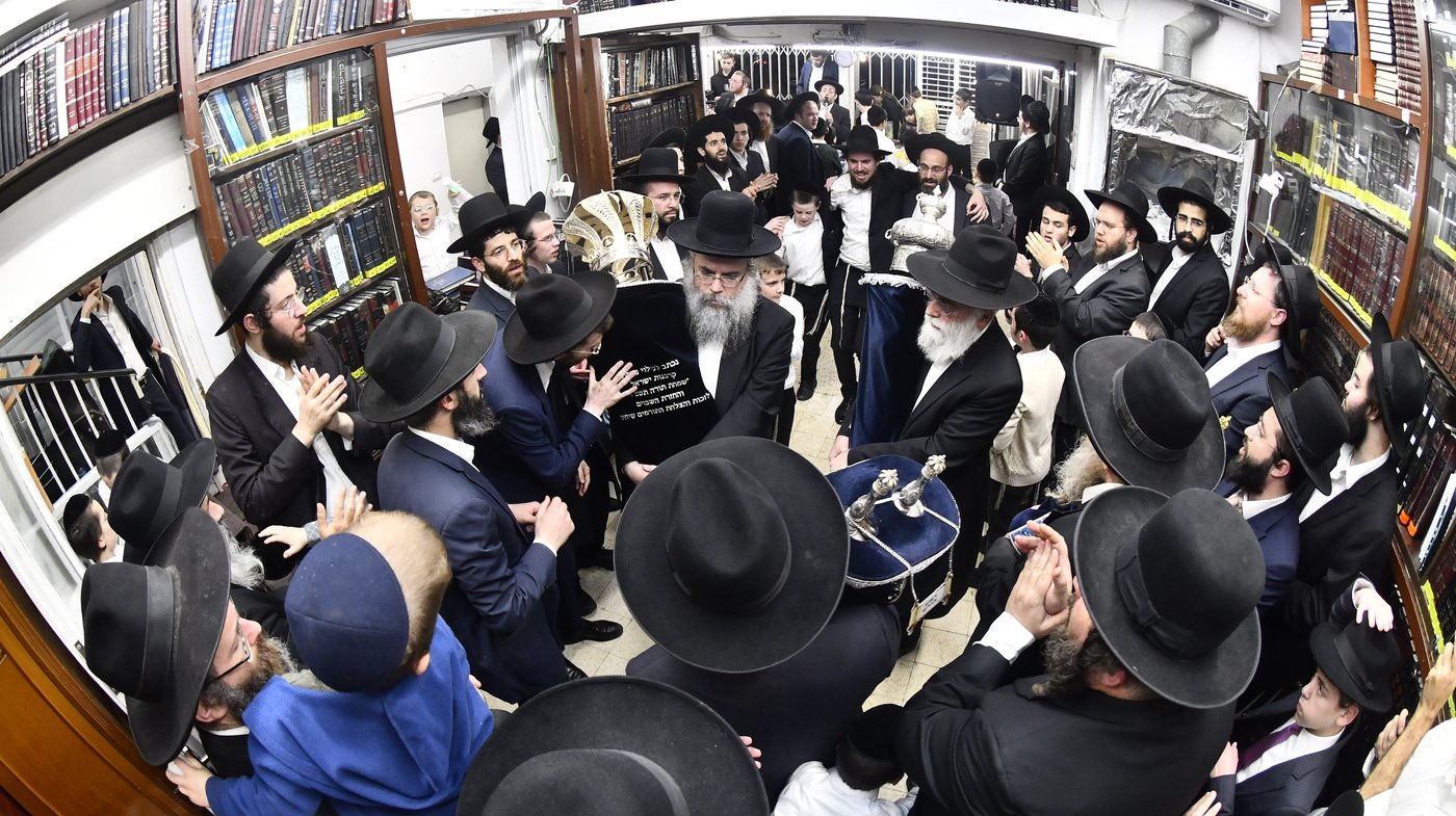 הכנסת ס"ת לביתו של הגר"ח קנייבסקי זצ"ל