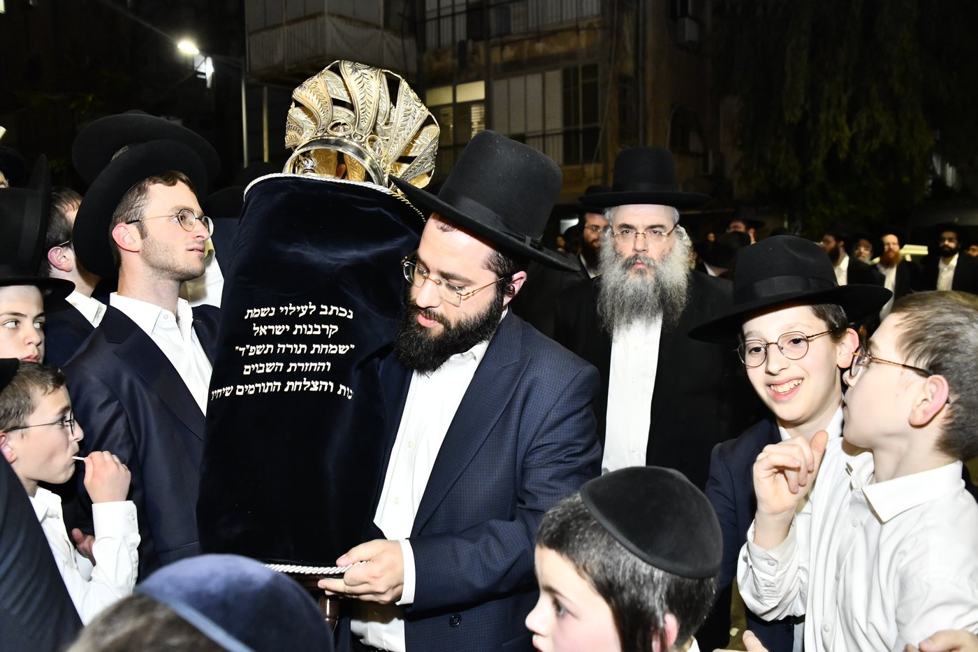 הכנסת ס"ת לביתו של הגר"ח קנייבסקי זצ"ל