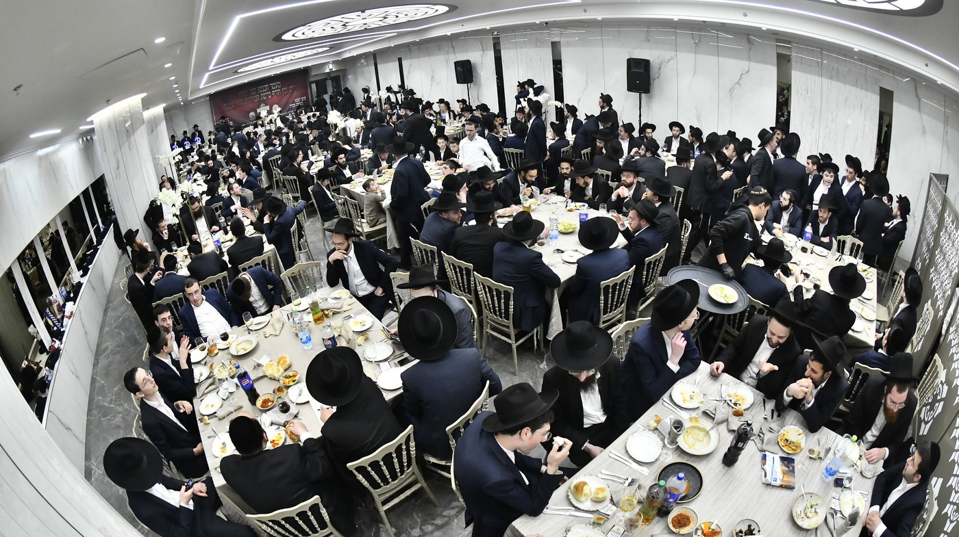 הכנסת ס"ת לביתו של הגר"ח קנייבסקי זצ"ל