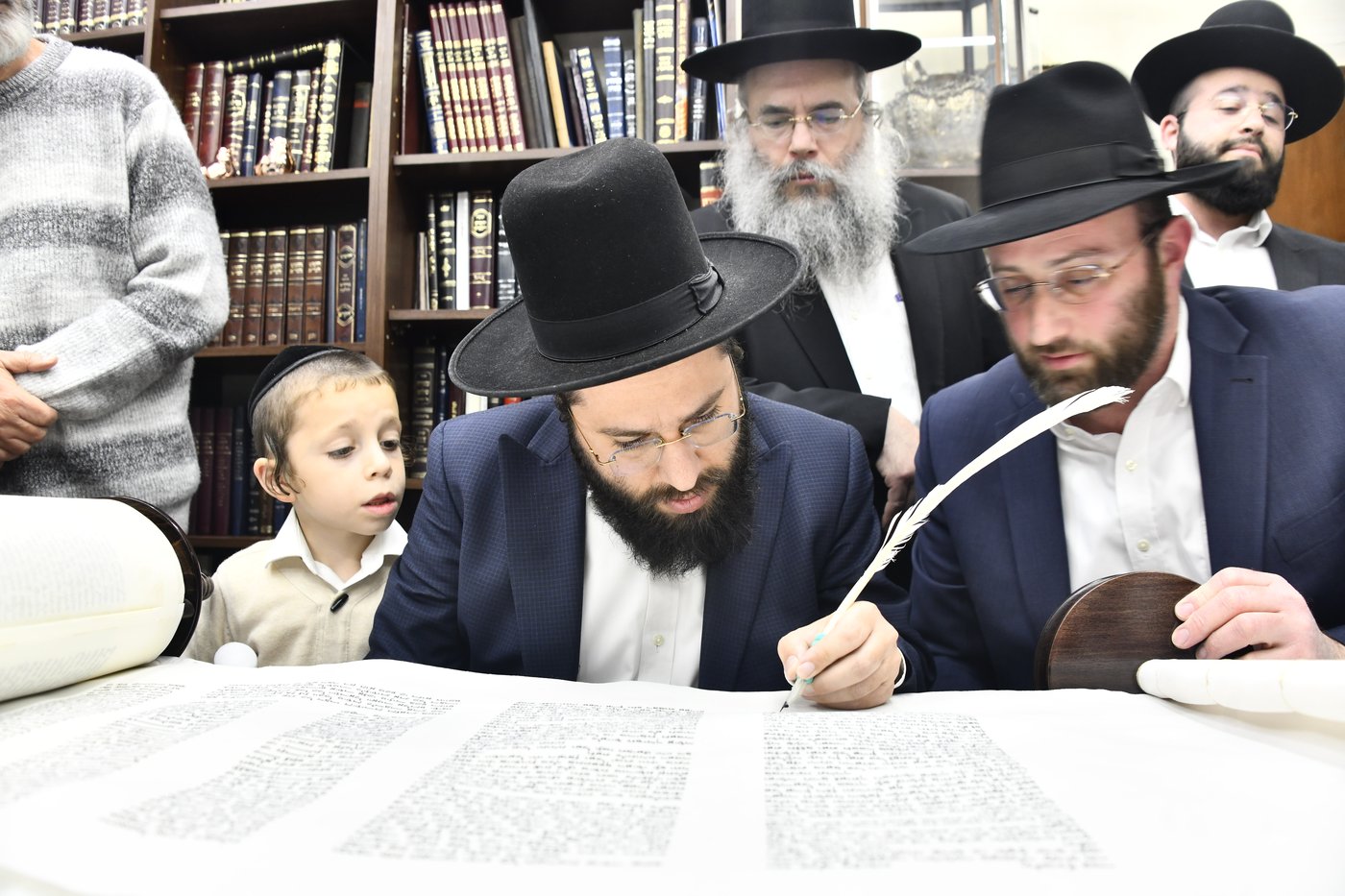 הכנסת ס"ת לביתו של הגר"ח קנייבסקי זצ"ל