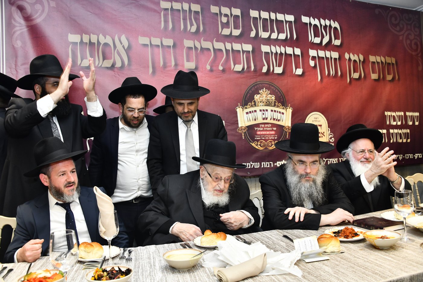 הכנסת ס"ת לביתו של הגר"ח קנייבסקי זצ"ל
