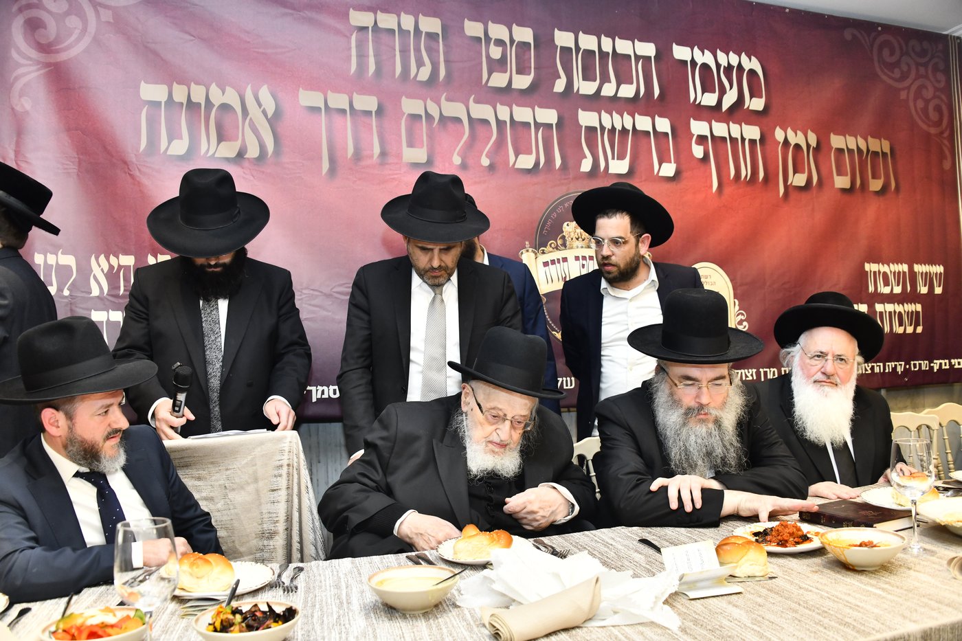 הכנסת ס"ת לביתו של הגר"ח קנייבסקי זצ"ל
