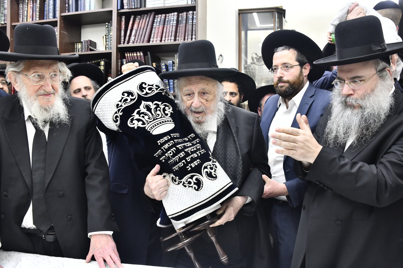 הכנסת ס"ת לביתו של הגר"ח קנייבסקי זצ"ל