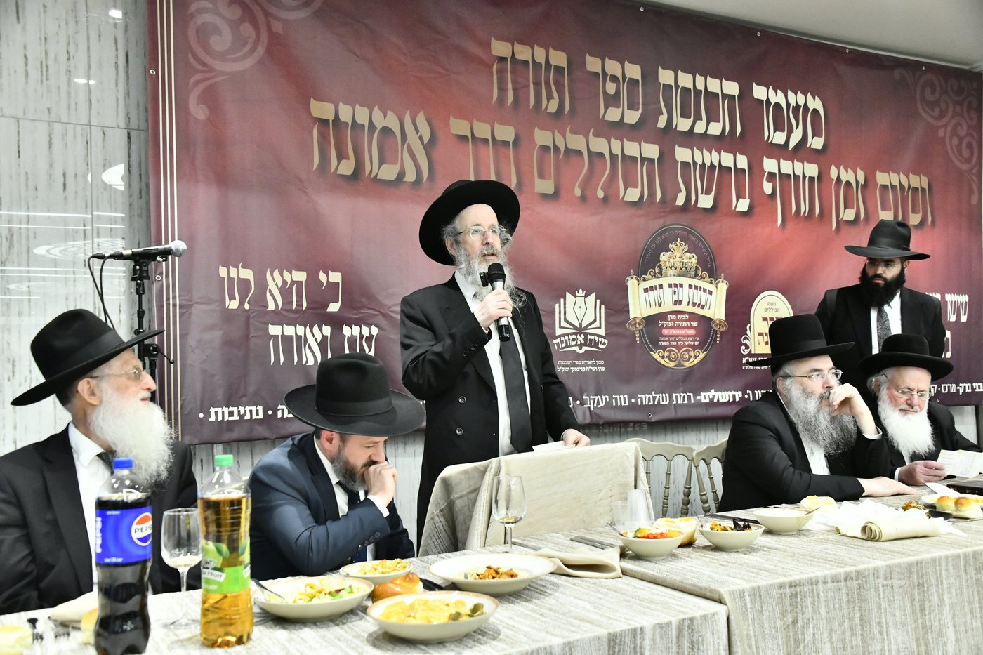 הכנסת ס"ת לביתו של הגר"ח קנייבסקי זצ"ל