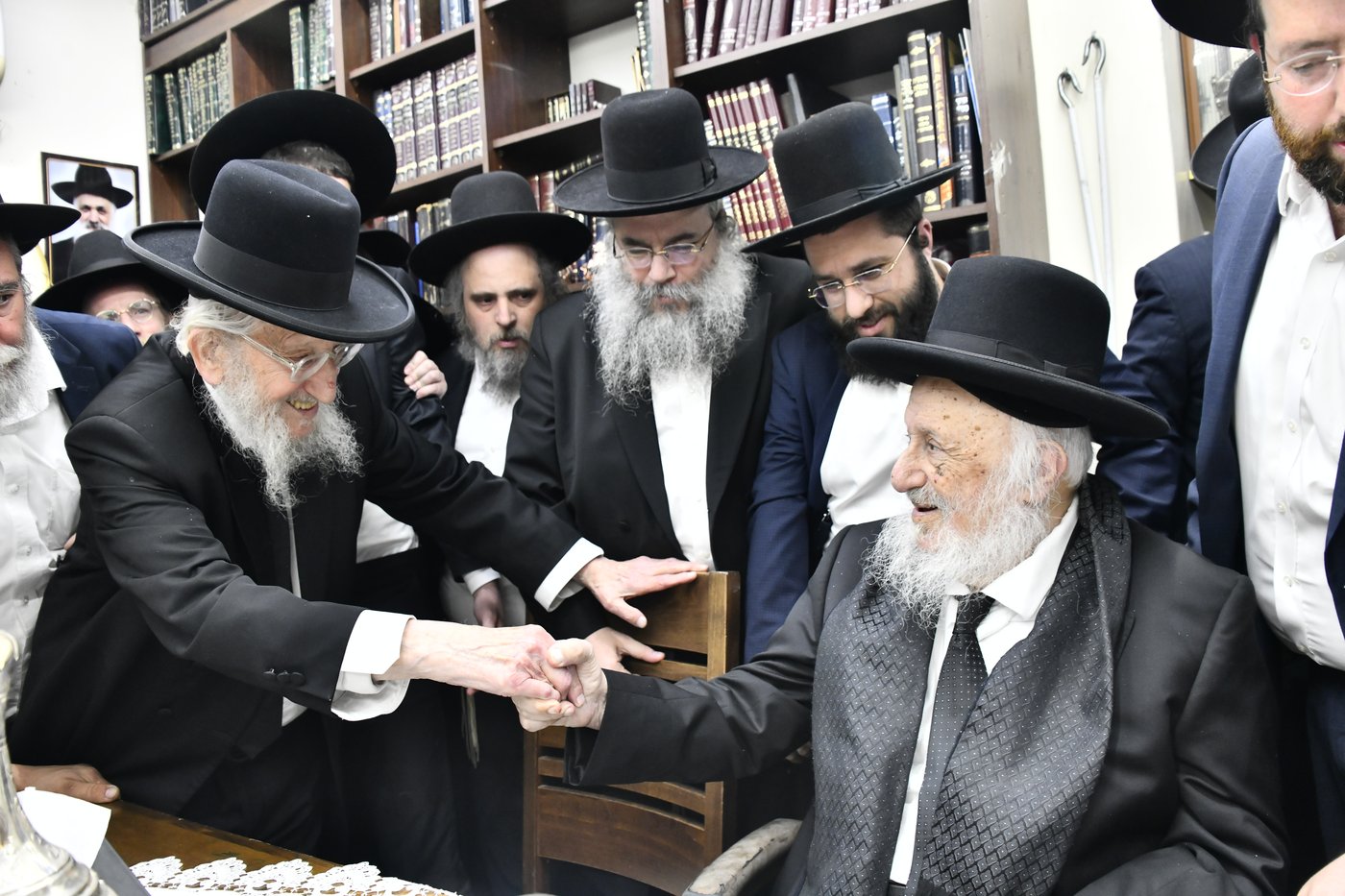הכנסת ס"ת לביתו של הגר"ח קנייבסקי זצ"ל