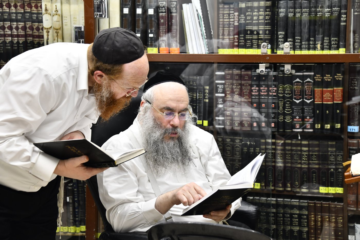 הכנסת ס"ת לביתו של הגר"ח קנייבסקי זצ"ל