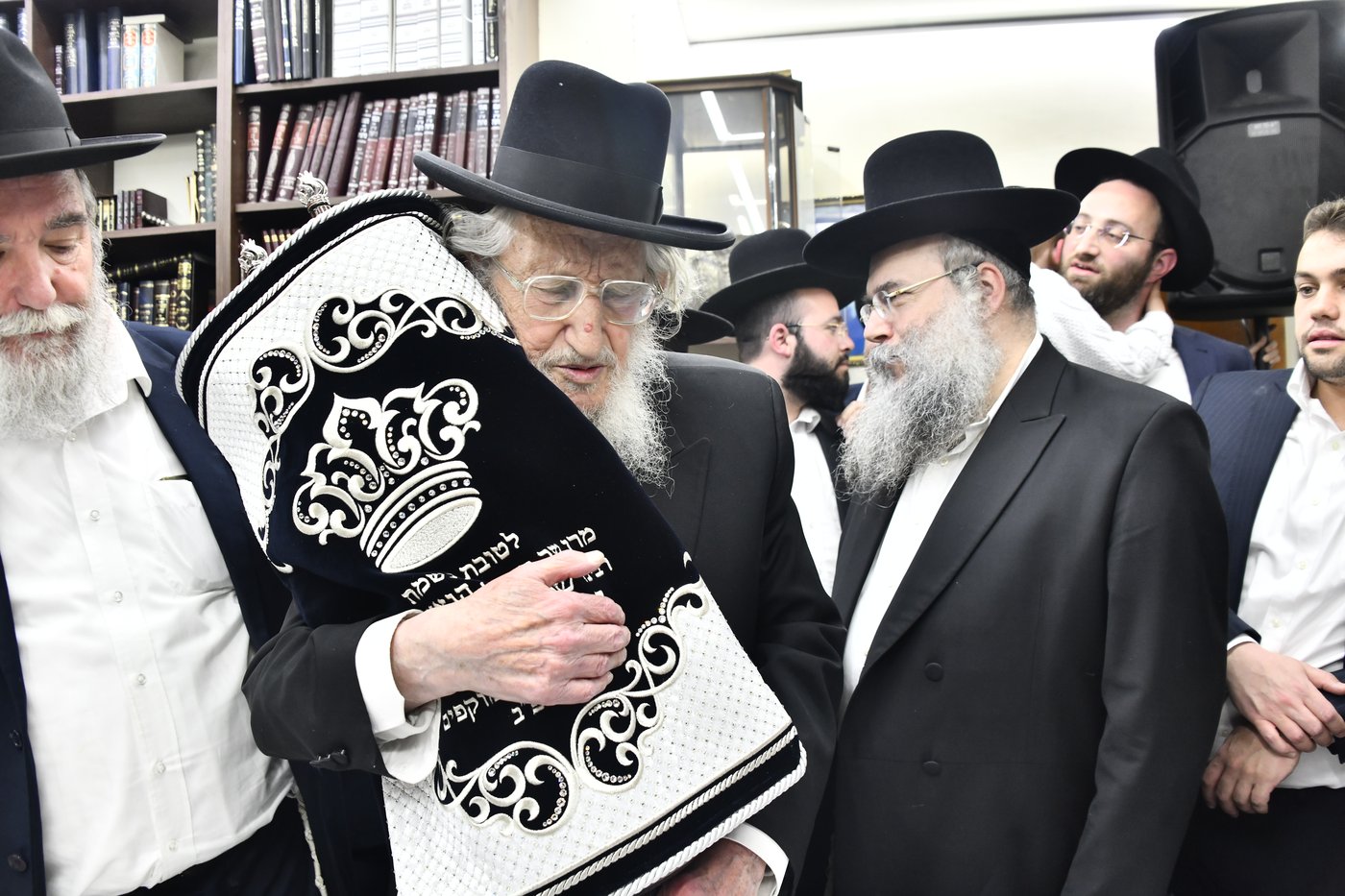 הכנסת ס"ת לביתו של הגר"ח קנייבסקי זצ"ל