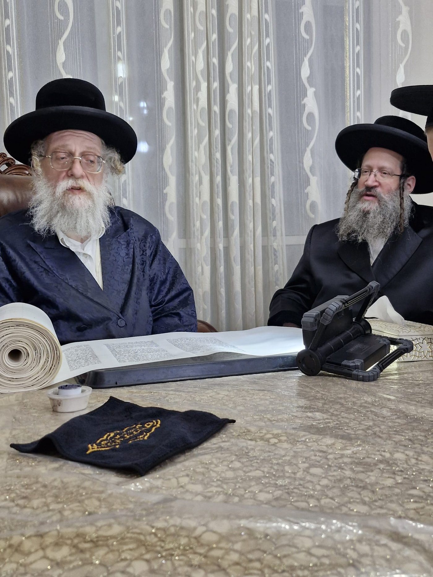 האדמו"ר משאץ דרוהביץ בכתיבת אות בספר התורה