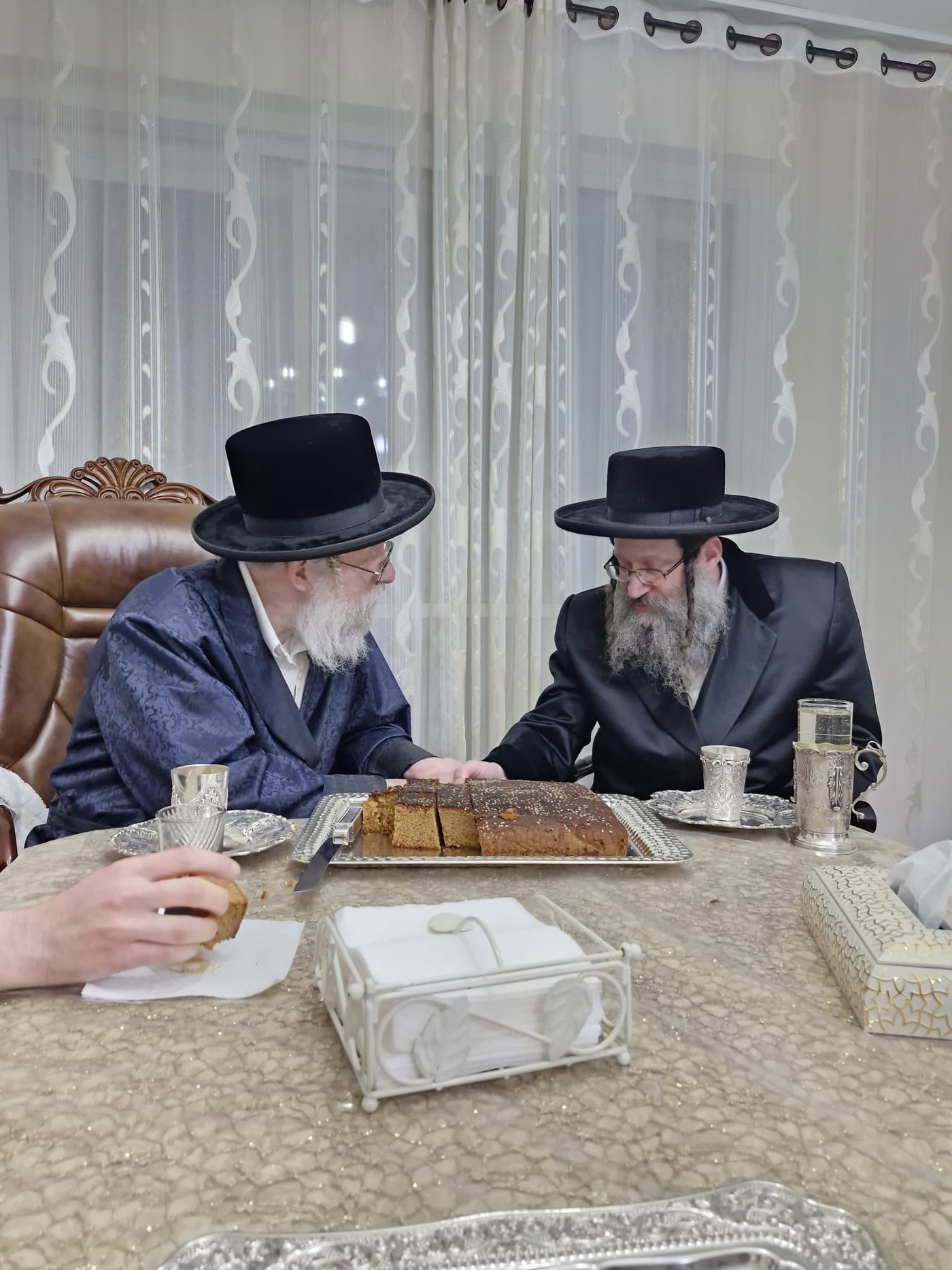 התרגשות שיא בביטשקוב: האדמו"ר יכניס ספר תורה לעילוי נשמת בתו ע"ה