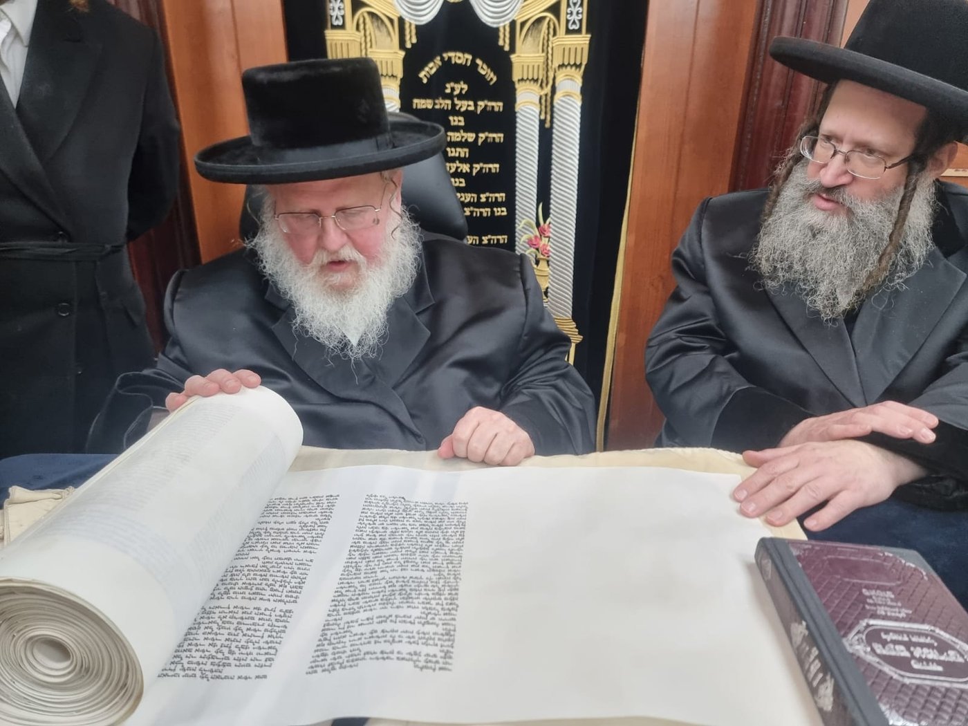 האדמו"ר מסאסוב בכתיבת אות בספר התורה