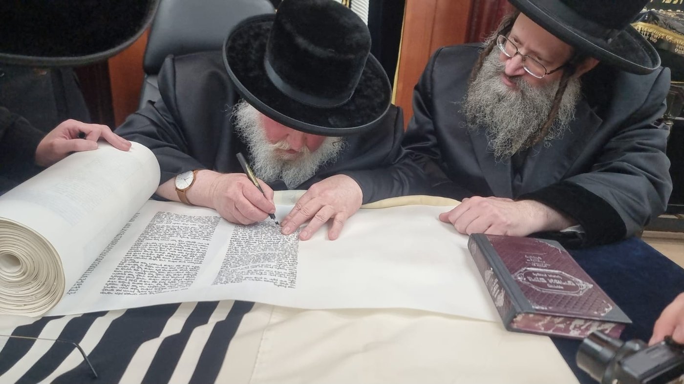 התרגשות שיא בביטשקוב: האדמו"ר יכניס ספר תורה לעילוי נשמת בתו ע"ה