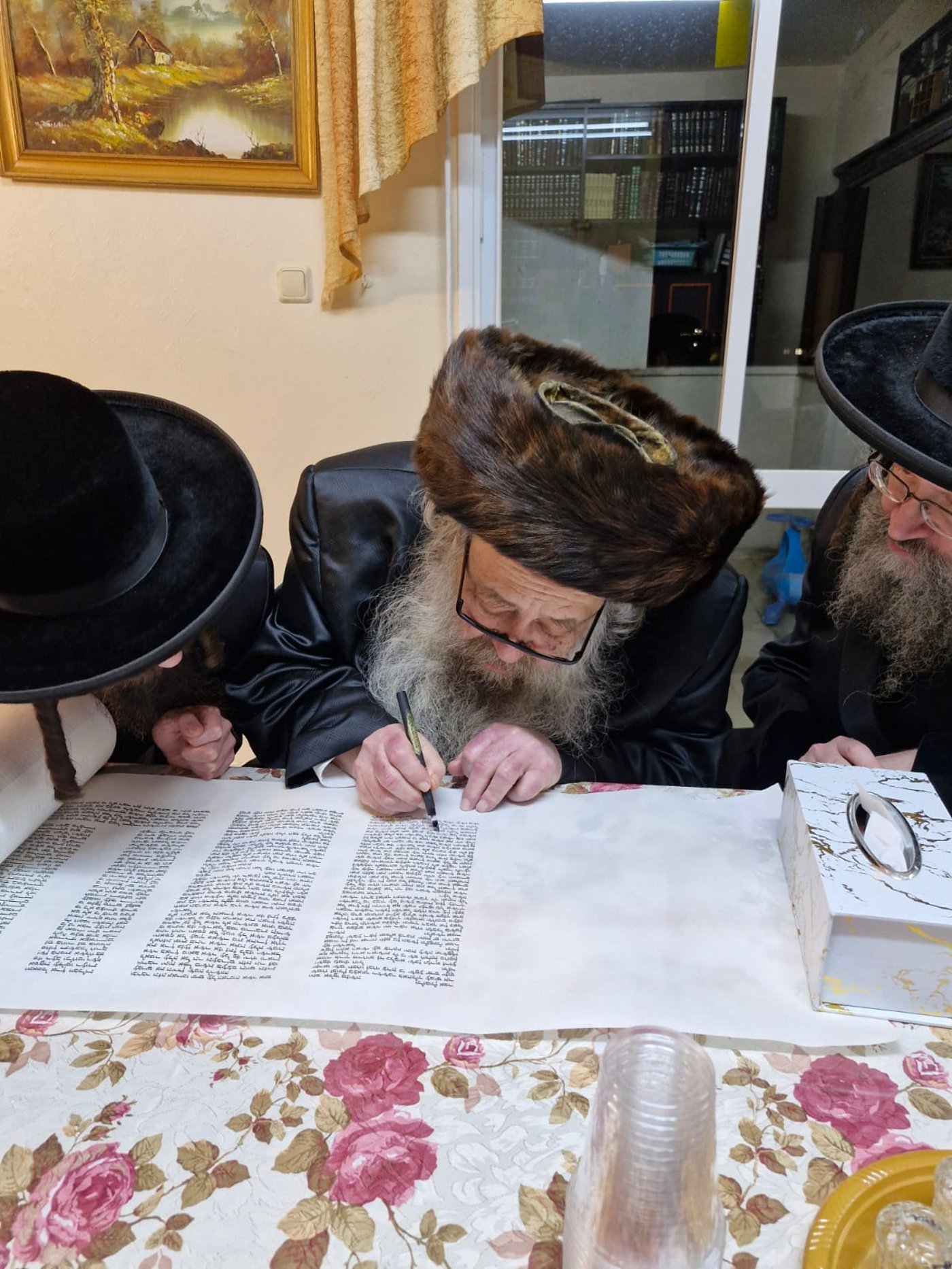 התרגשות שיא בביטשקוב: האדמו"ר יכניס ספר תורה לעילוי נשמת בתו ע"ה