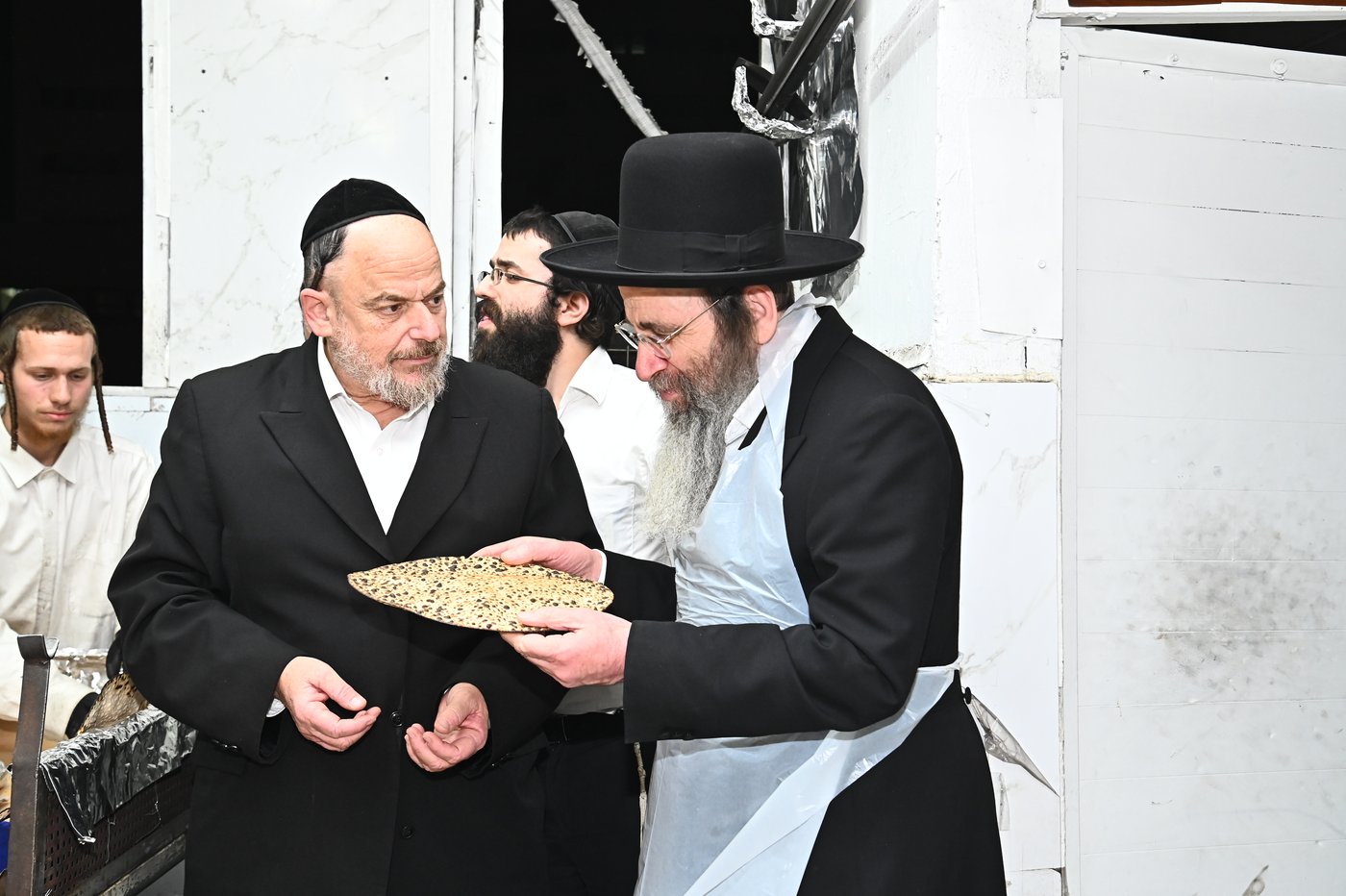 הגאון רבי בנימין פינקל באפיית מצות