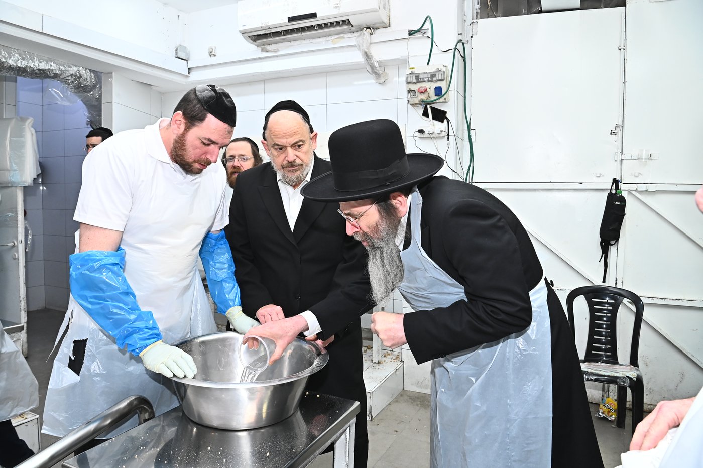 הגאון רבי בנימין פינקל באפיית מצות