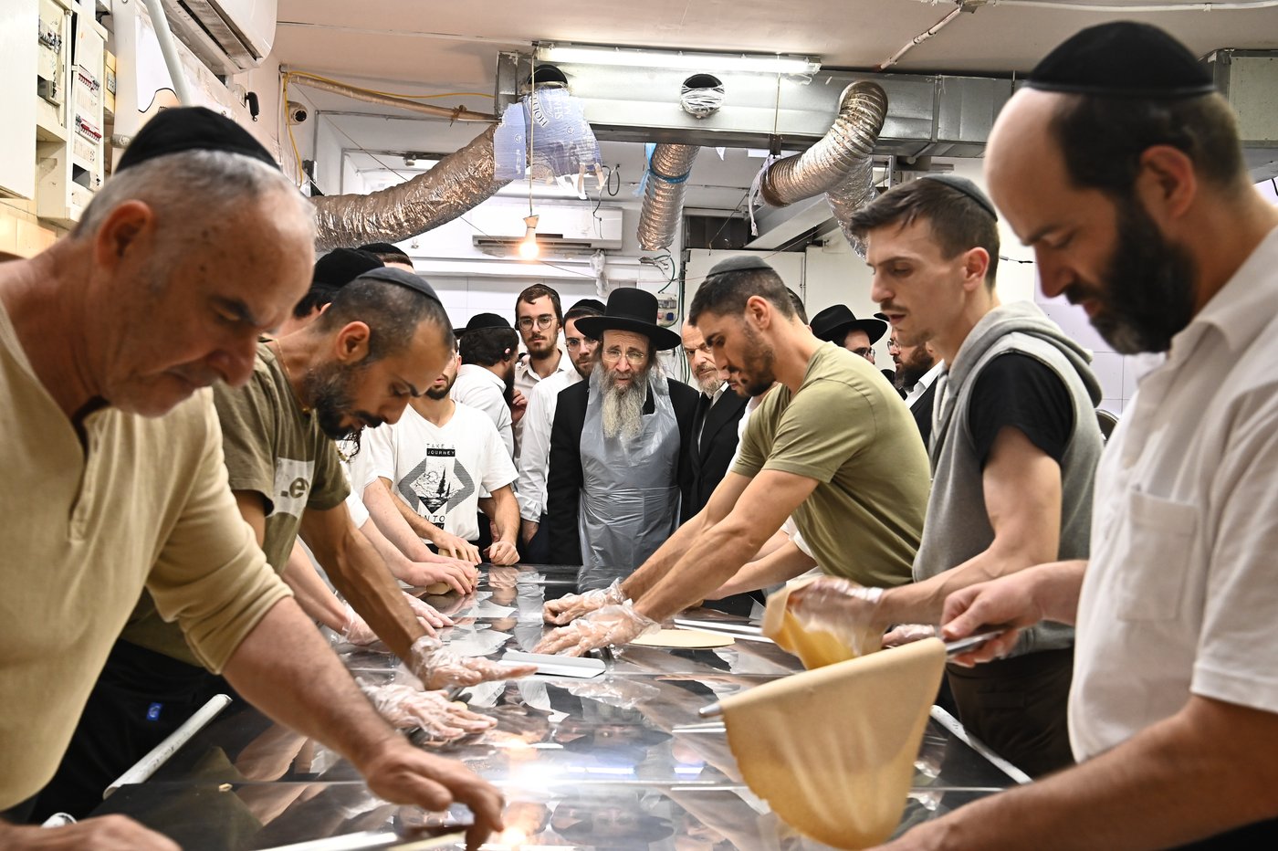 הגאון רבי בנימין פינקל באפיית מצות