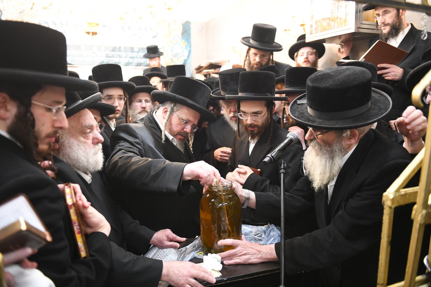 הרה"צ רבי אהרן מרדכי רוקח במסע הקודש בפולין