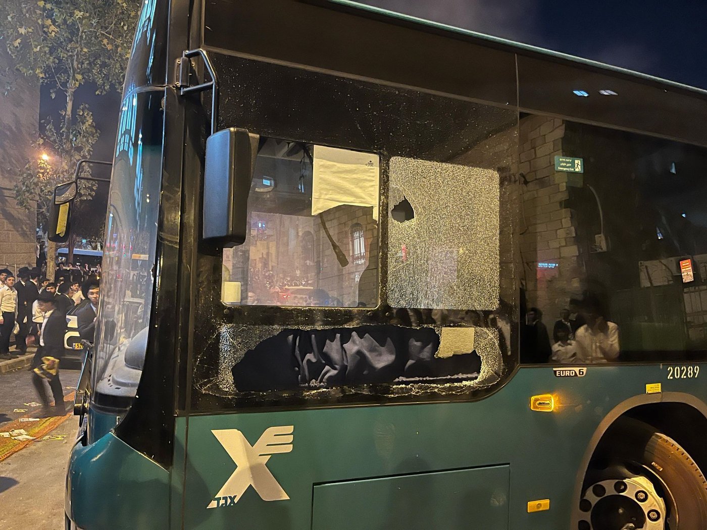 חלונות אוטובוס ומשקף של שוטרת נופצו; אלות נגד מפגינים