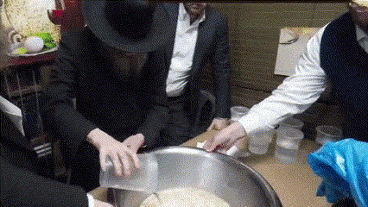 חלק מהתיעוד של אפיית המצות