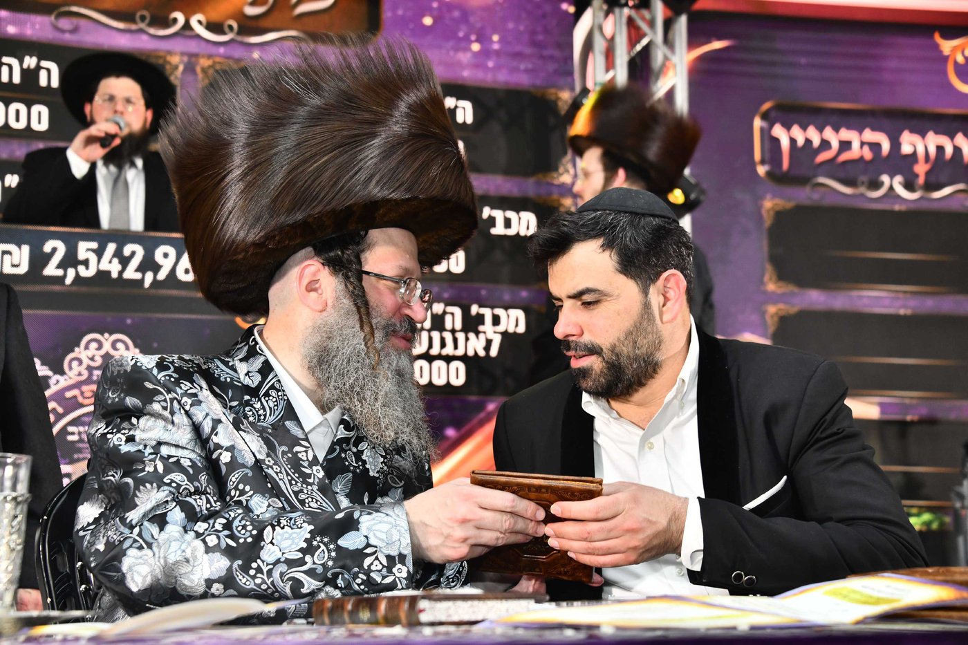 הכנסת ס"ת בחצה"ק ביטשקוב