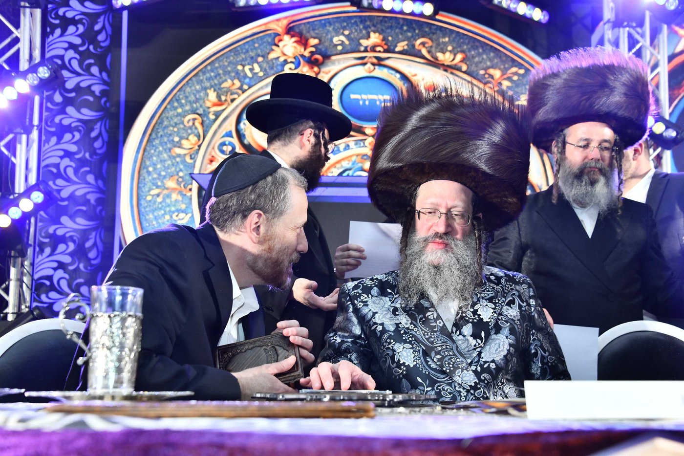 הכנסת ס"ת בחצה"ק ביטשקוב