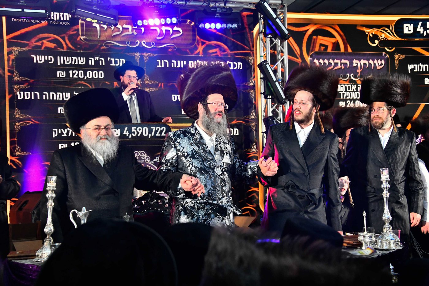 הכנסת ס"ת בחצה"ק ביטשקוב