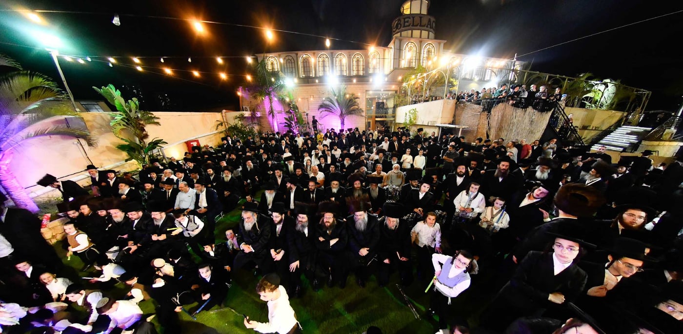 הכנסת ס"ת בחצה"ק ביטשקוב