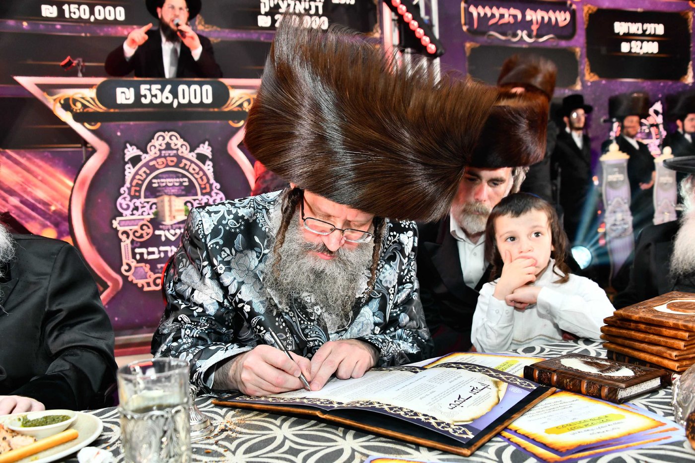 הכנסת ס"ת בחצה"ק ביטשקוב