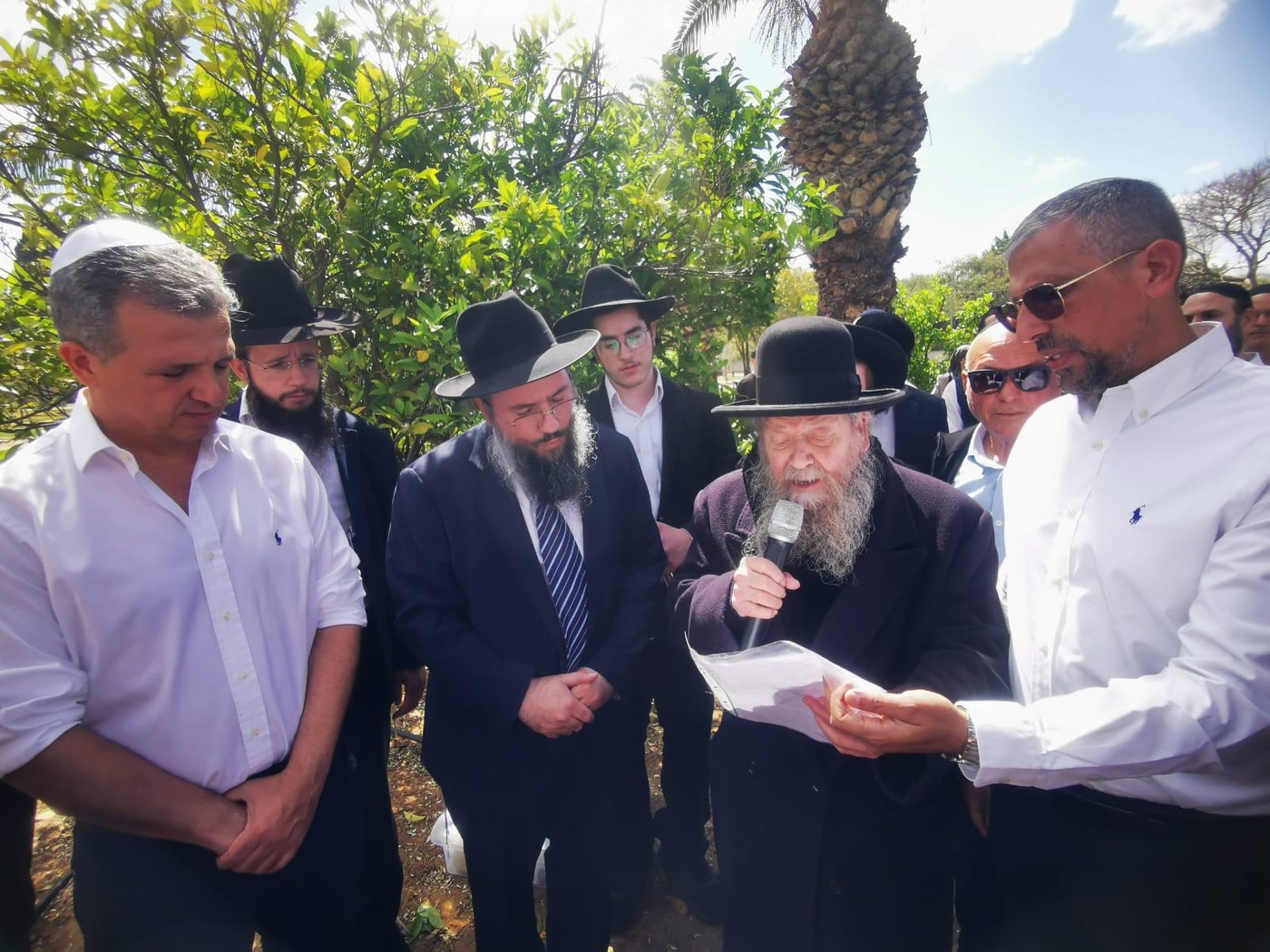 המקובל הגה"צ ר' דוד בצרי, בברכת האילנות ב'פארק הלאומי'