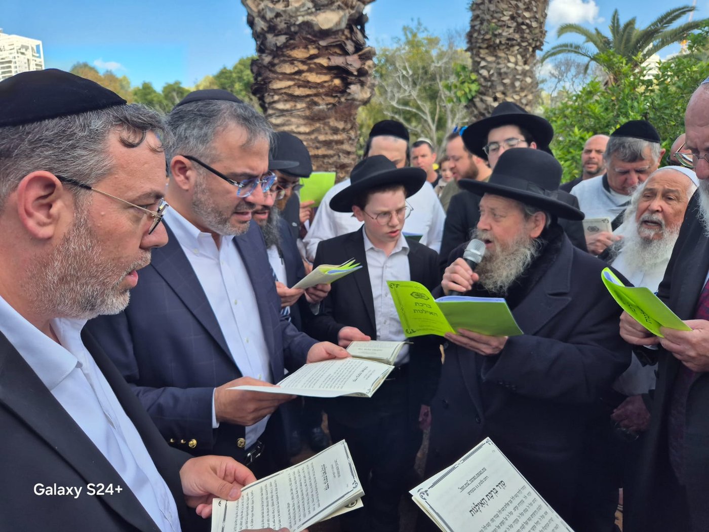 המקובל הגה"צ ר' דוד בצרי, בברכת האילנות ב'פארק הלאומי'