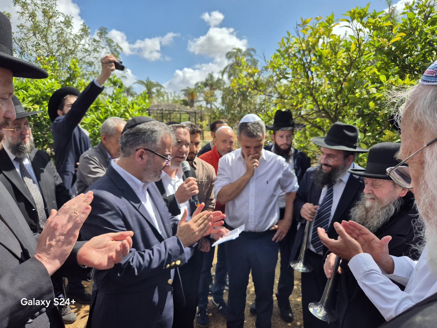 המקובל הגה"צ ר' דוד בצרי, בברכת האילנות ב'פארק הלאומי'