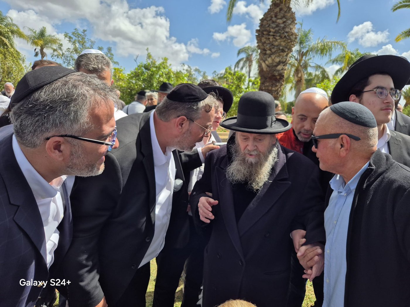 המקובל הגה"צ ר' דוד בצרי, בברכת האילנות ב'פארק הלאומי'