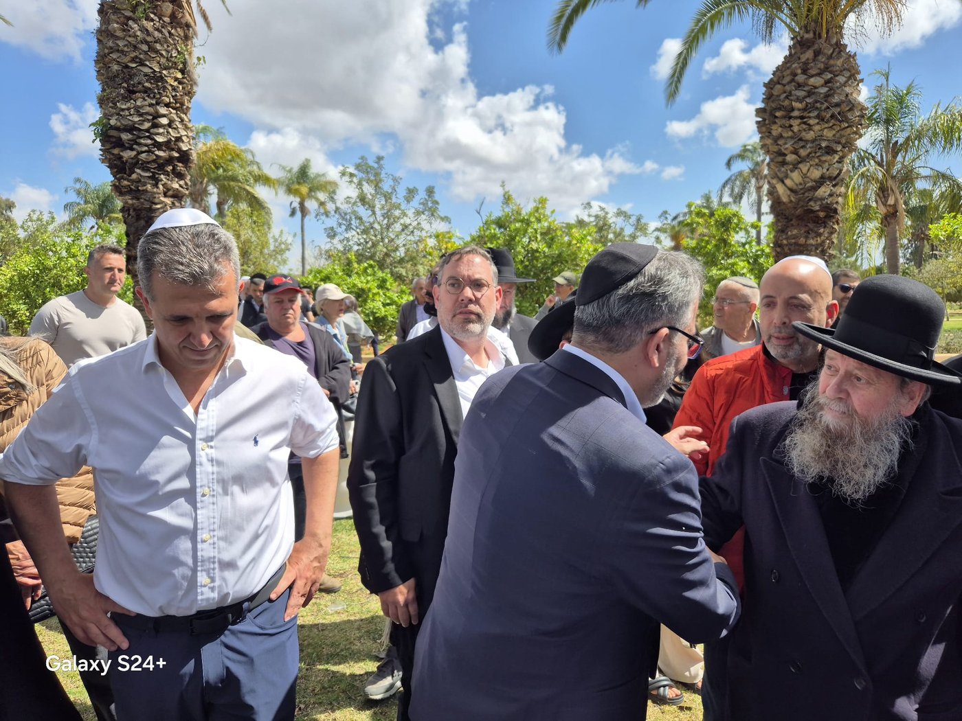 המקובל הגה"צ ר' דוד בצרי, בברכת האילנות ב'פארק הלאומי'