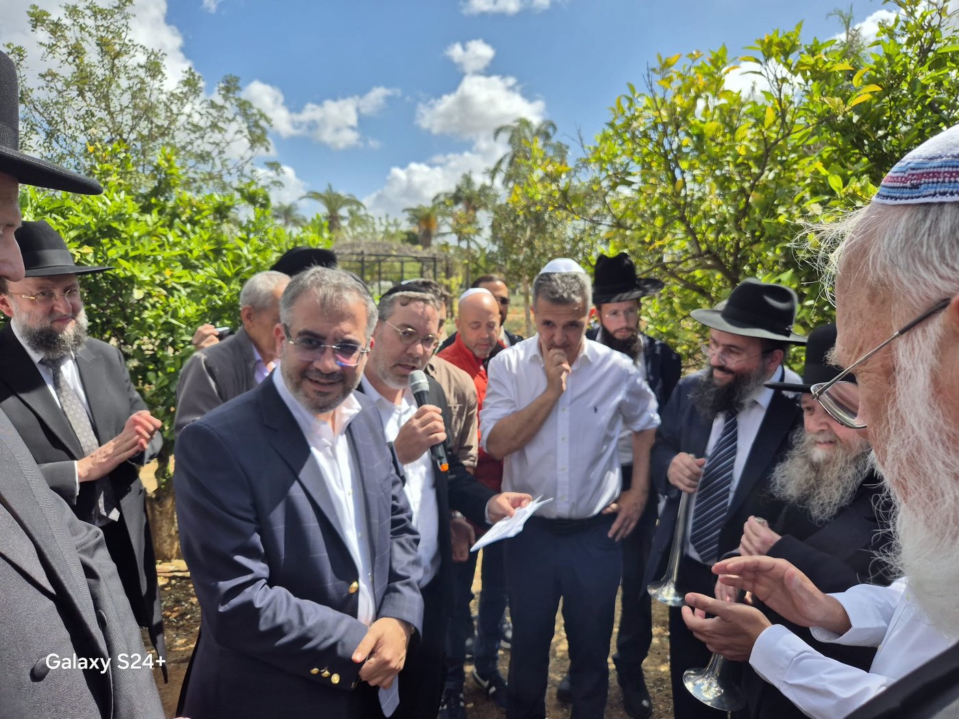 המקובל הגה"צ ר' דוד בצרי, בברכת האילנות ב'פארק הלאומי'
