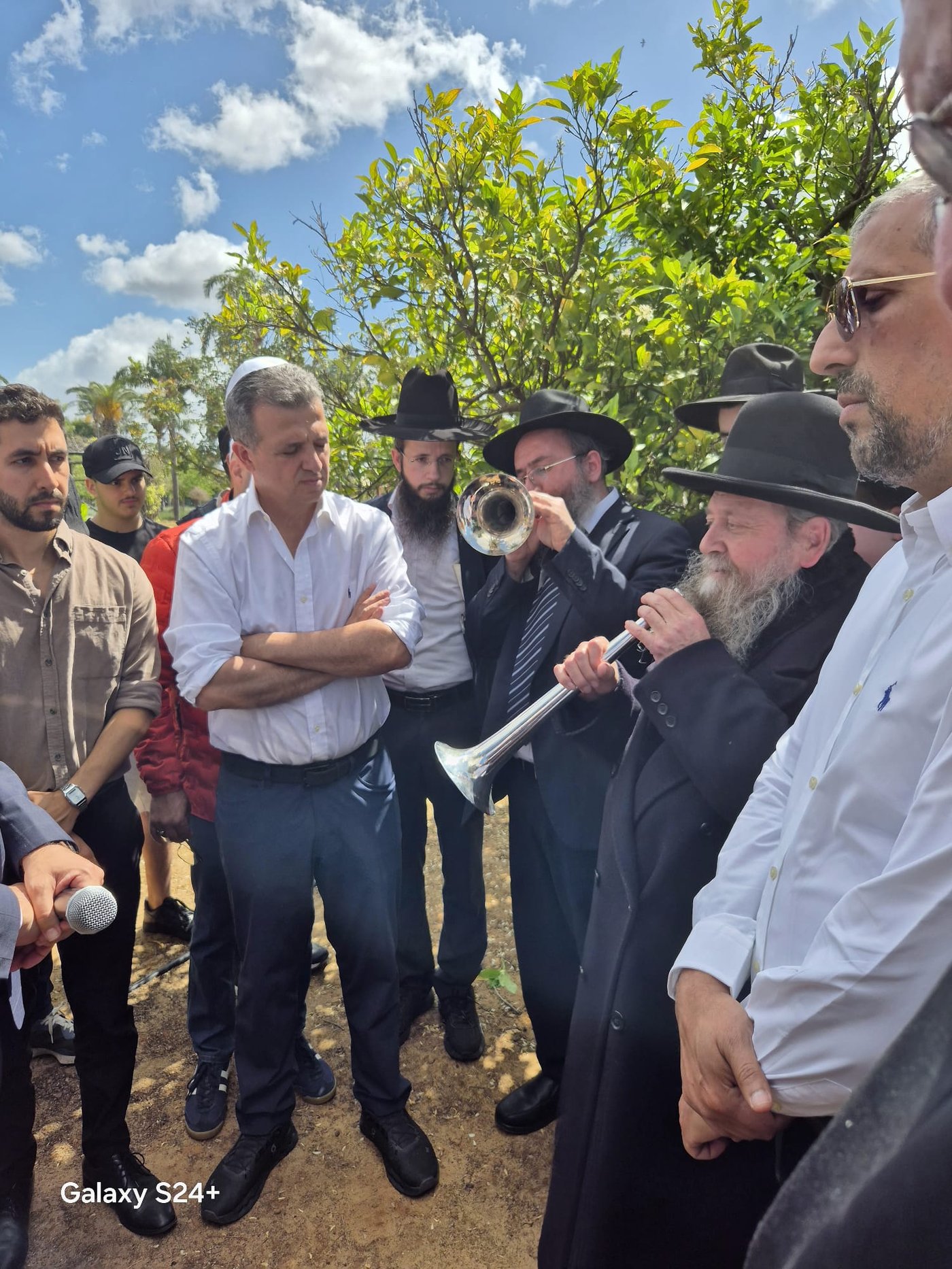 המקובל הגה"צ ר' דוד בצרי, בברכת האילנות ב'פארק הלאומי'