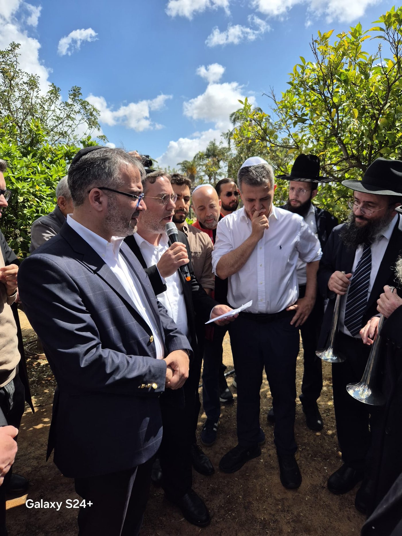 המקובל הגה"צ ר' דוד בצרי, בברכת האילנות ב'פארק הלאומי'