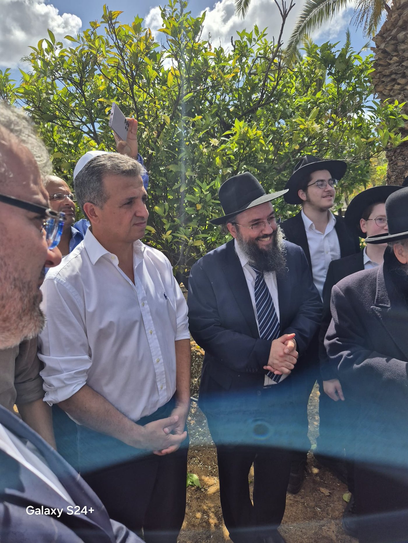 המקובל הגה"צ ר' דוד בצרי, בברכת האילנות ב'פארק הלאומי'