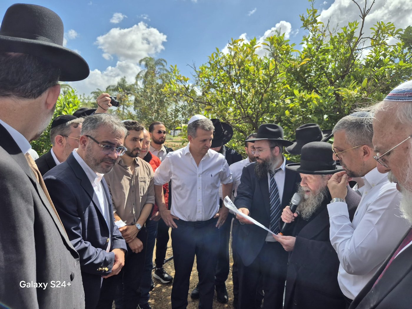 המקובל הגה"צ ר' דוד בצרי, בברכת האילנות ב'פארק הלאומי'