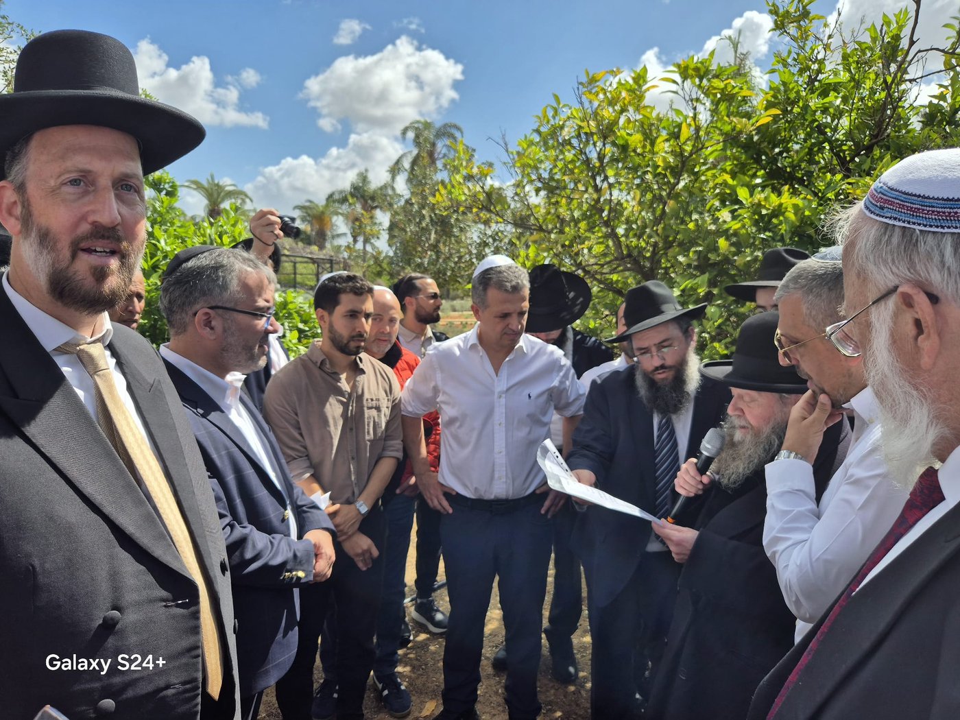 המקובל הגה"צ ר' דוד בצרי, בברכת האילנות ב'פארק הלאומי'