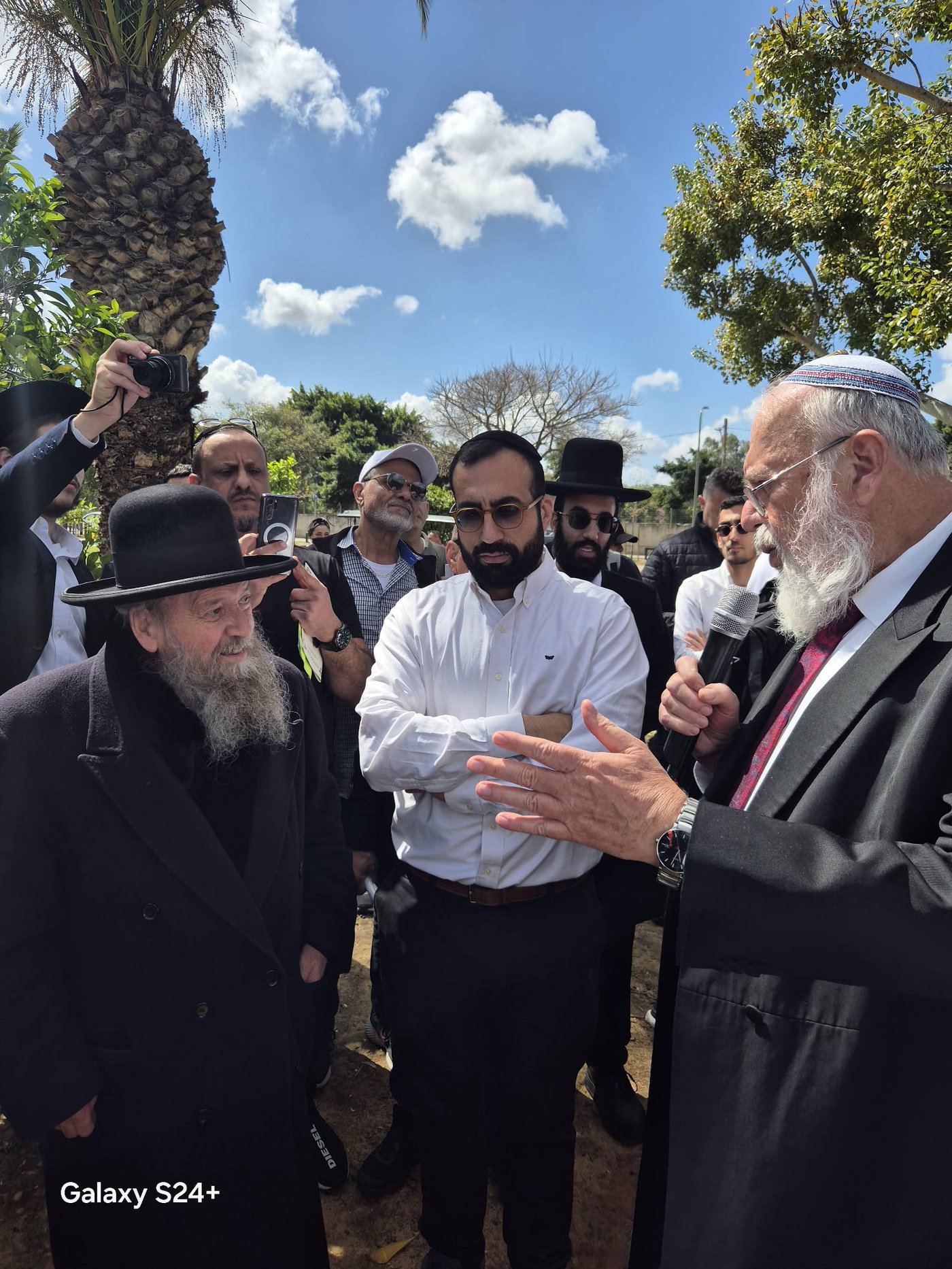 המקובל הגה"צ ר' דוד בצרי, בברכת האילנות ב'פארק הלאומי'