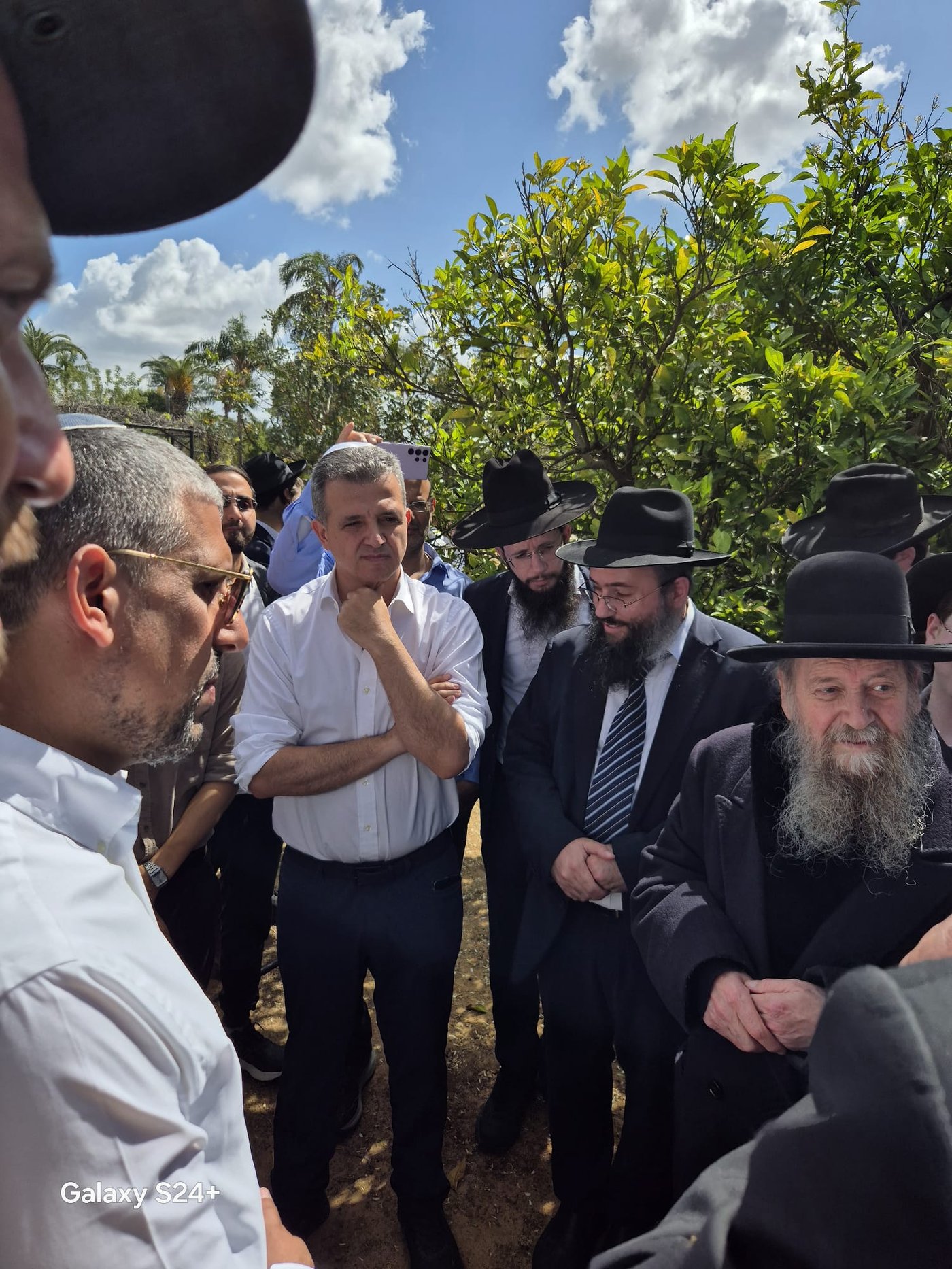 המקובל הגה"צ ר' דוד בצרי, בברכת האילנות ב'פארק הלאומי'