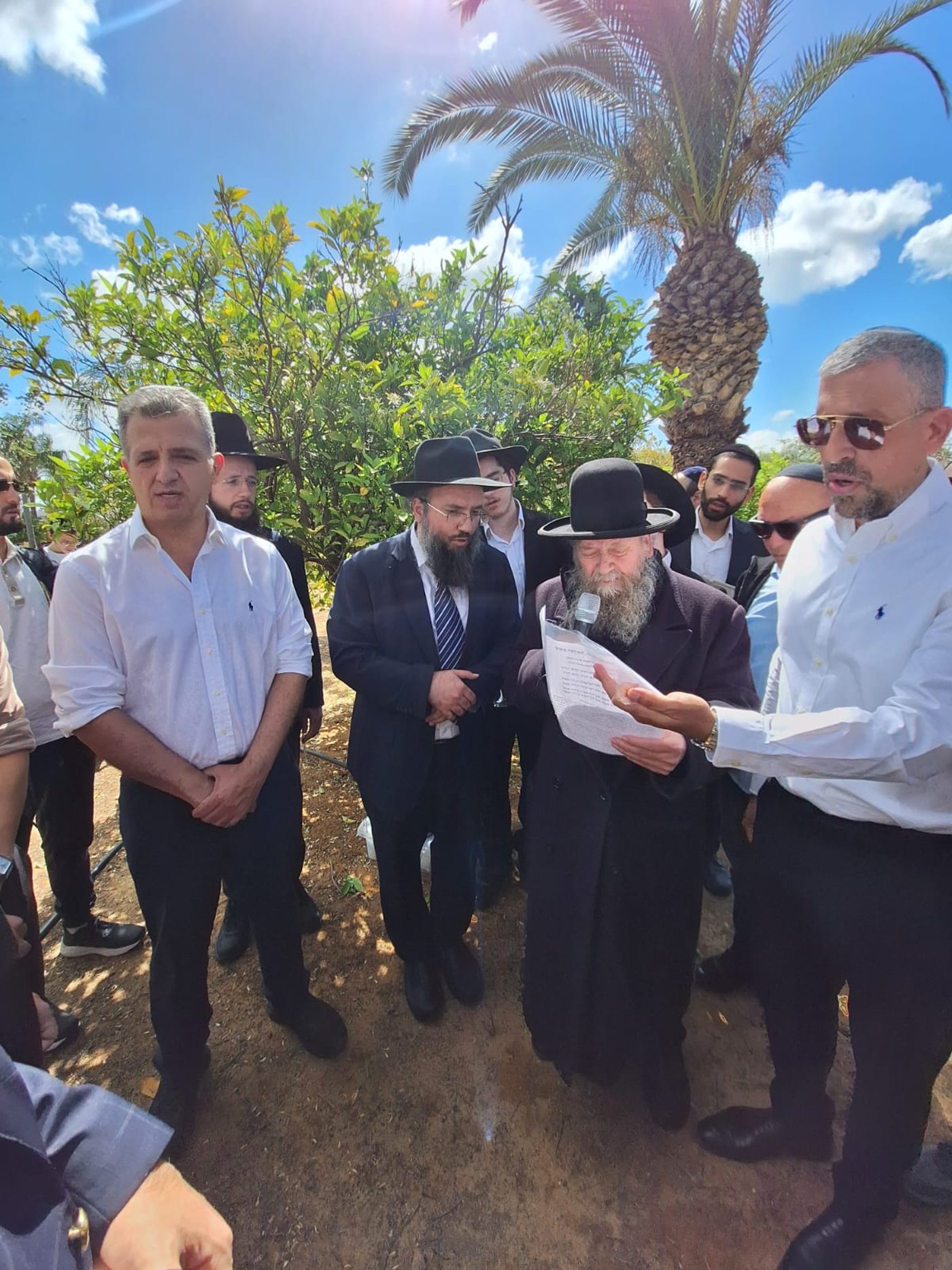 המקובל הגה"צ ר' דוד בצרי, בברכת האילנות ב'פארק הלאומי'